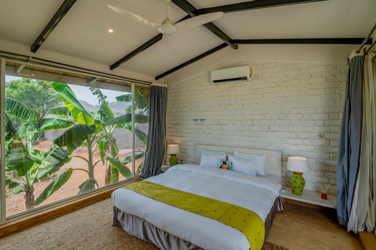 Saffronstays Onellaa, Nashik - Infinity Pool Villa Surrounded By A Vineyard Kültér fotó